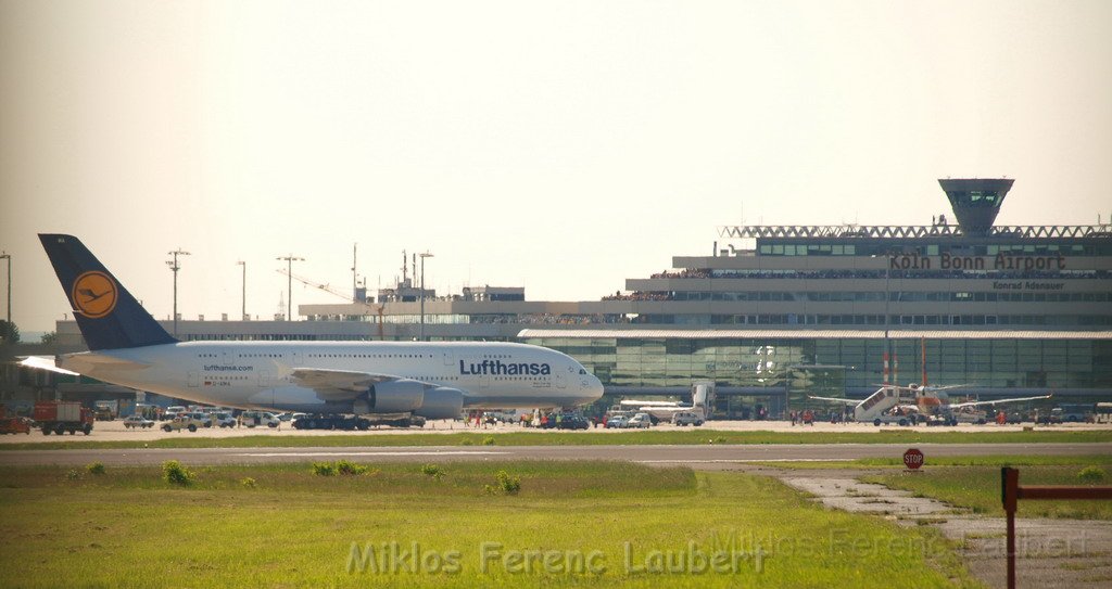 Lufthansa Airbus A 380 zu Besuch Flughafen Koeln Bonn P011.JPG